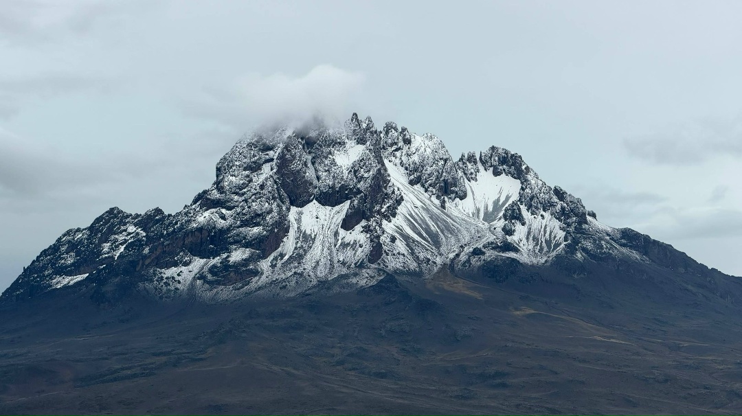 ЛУКОЙЛ на вершине Килиманджаро Наша коллега Яна Гринь достигла высочайшей точки Африки и в честь 35-летия Компании установила флаг.