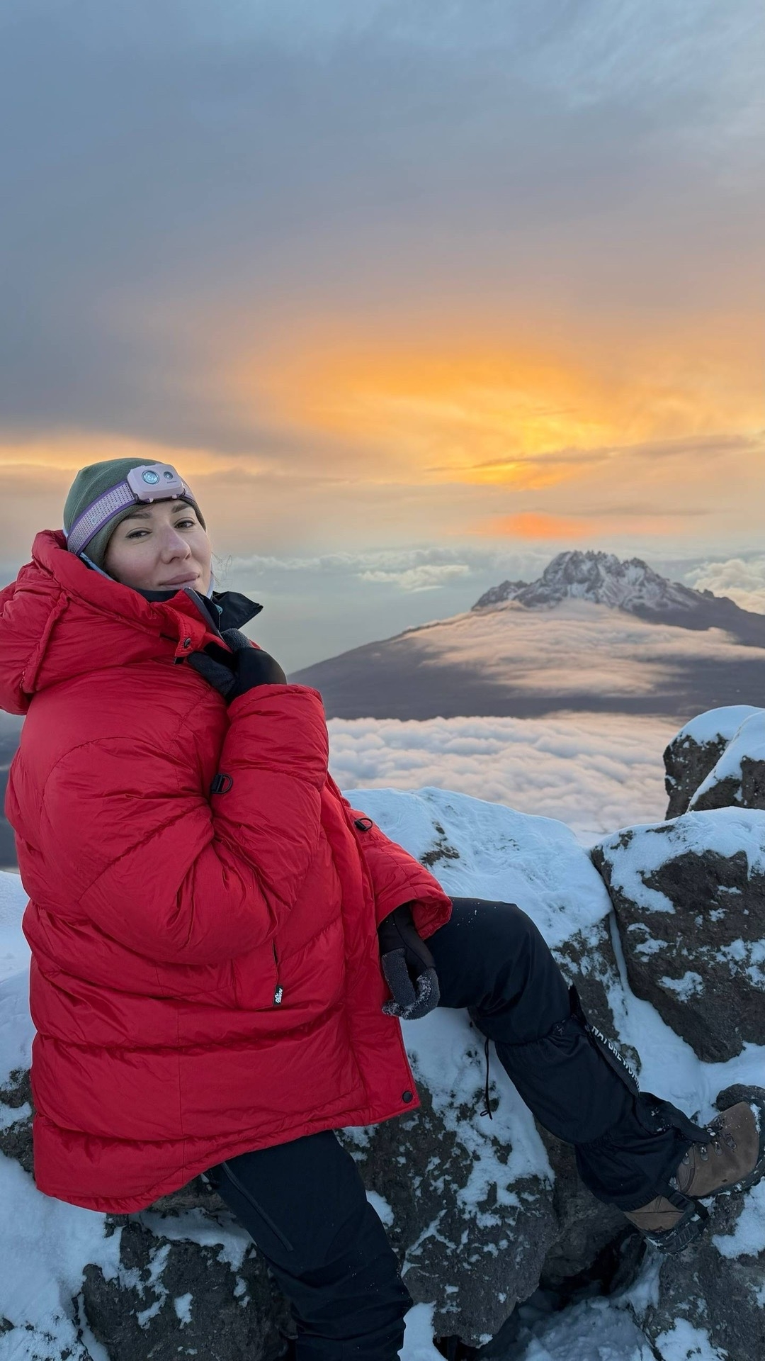 ЛУКОЙЛ на вершине Килиманджаро Наша коллега Яна Гринь достигла высочайшей точки Африки и в честь 35-летия Компании установила флаг.