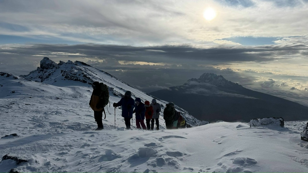ЛУКОЙЛ на вершине Килиманджаро Наша коллега Яна Гринь достигла высочайшей точки Африки и в честь 35-летия Компании установила флаг.