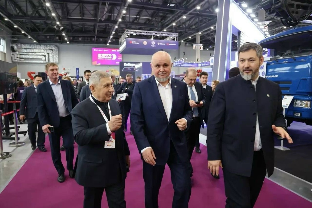 Сергей Цивилев осмотрел выставочную экспозицию форума «Энергопром»