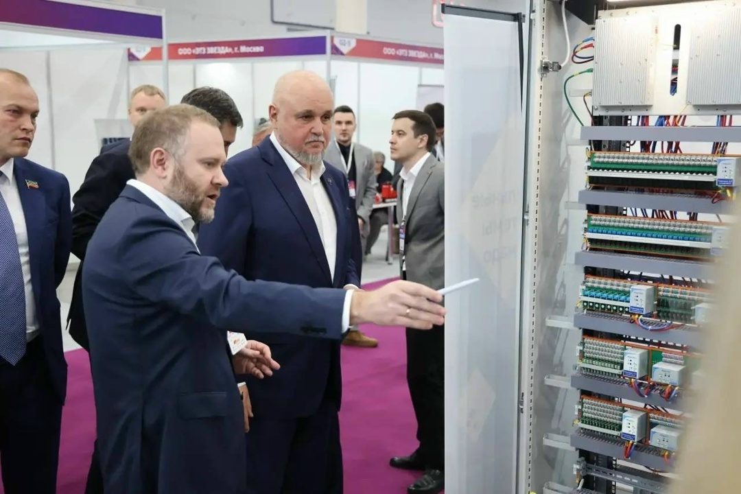 Сергей Цивилев осмотрел выставочную экспозицию форума «Энергопром»