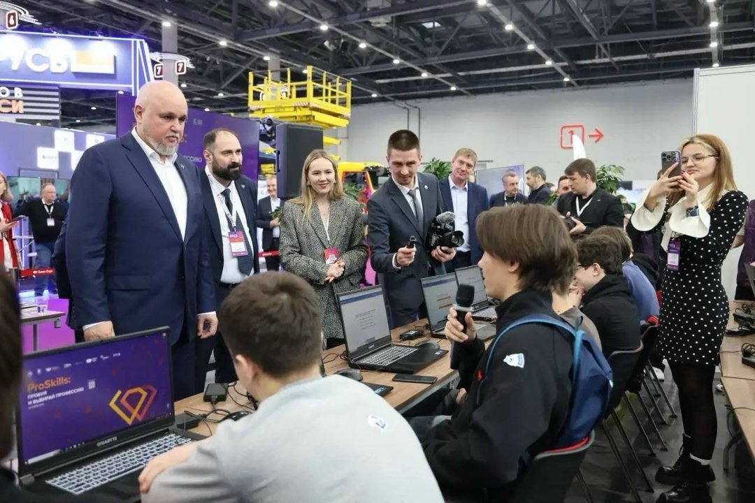 Сергей Цивилев осмотрел выставочную экспозицию форума «Энергопром»