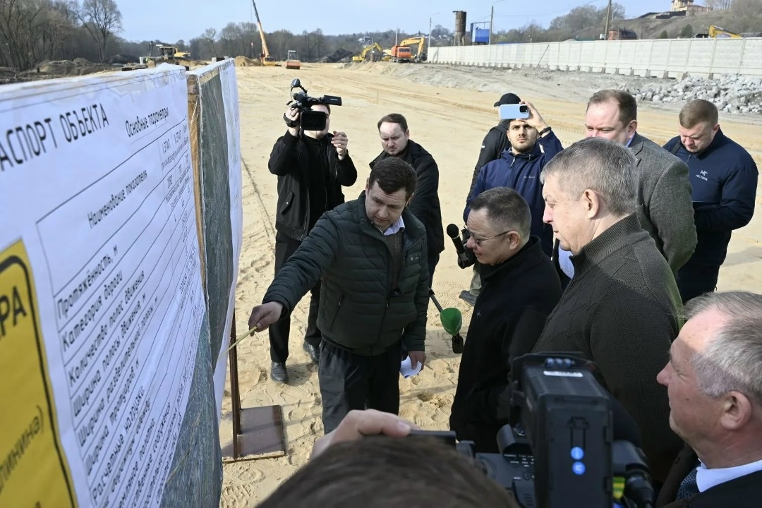 Глава Минстроя России Ирек Файзуллин в рамках рабочей поездки в Брянскую область осмотрел инфраструктурные объекты