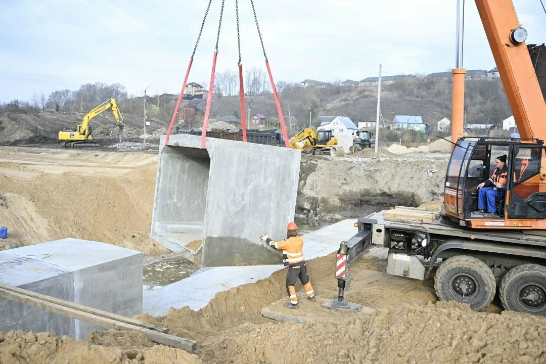Глава Минстроя России Ирек Файзуллин в рамках рабочей поездки в Брянскую область осмотрел инфраструктурные объекты