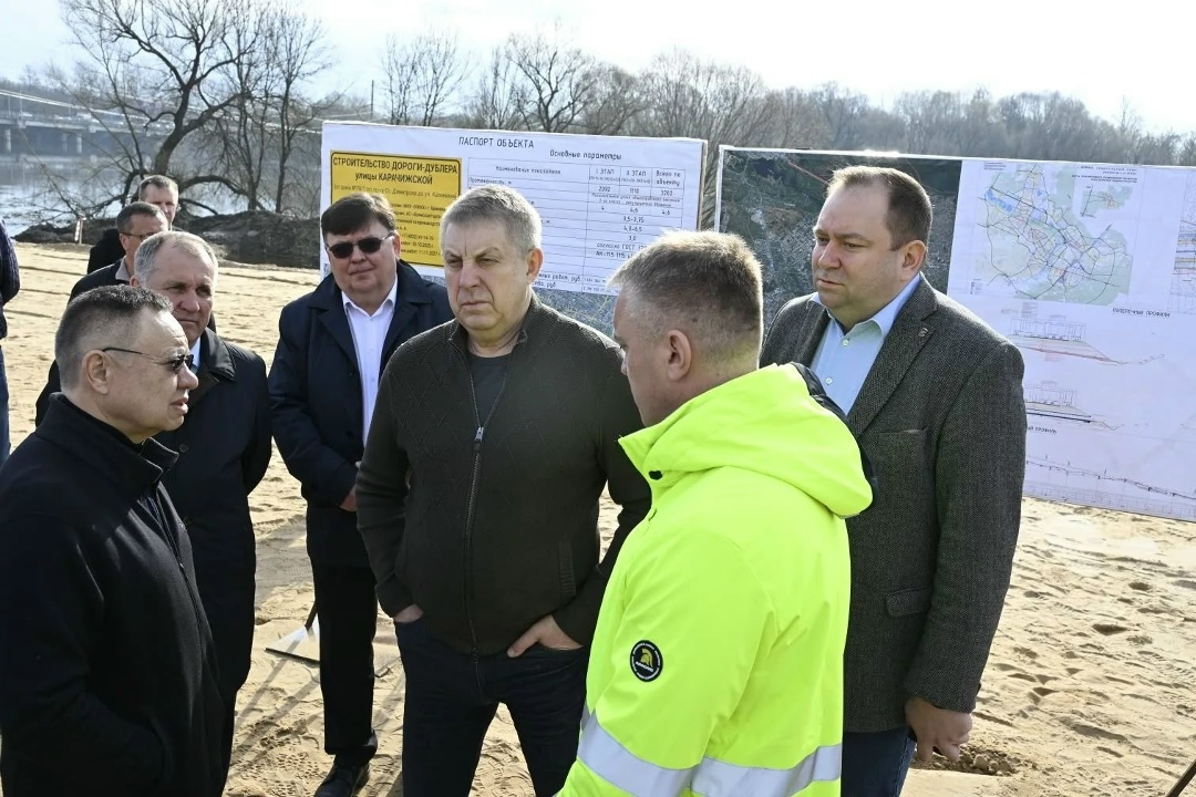 Глава Минстроя России Ирек Файзуллин в рамках рабочей поездки в Брянскую область осмотрел инфраструктурные объекты