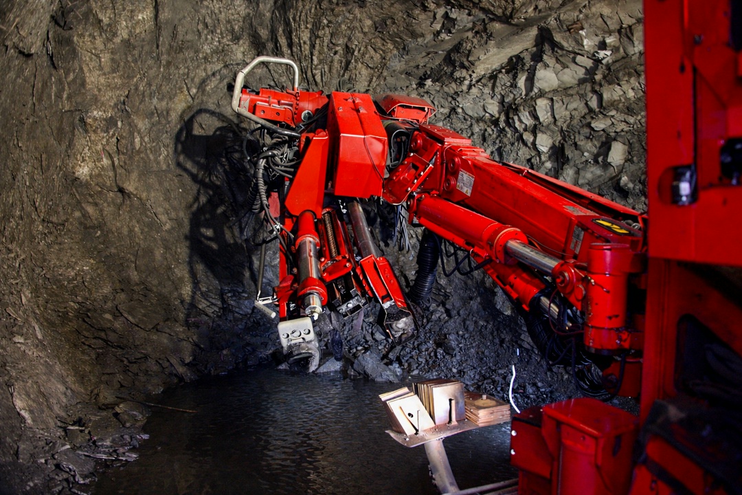 В шахте «Глубокая» построили сбойку разведочной выработки