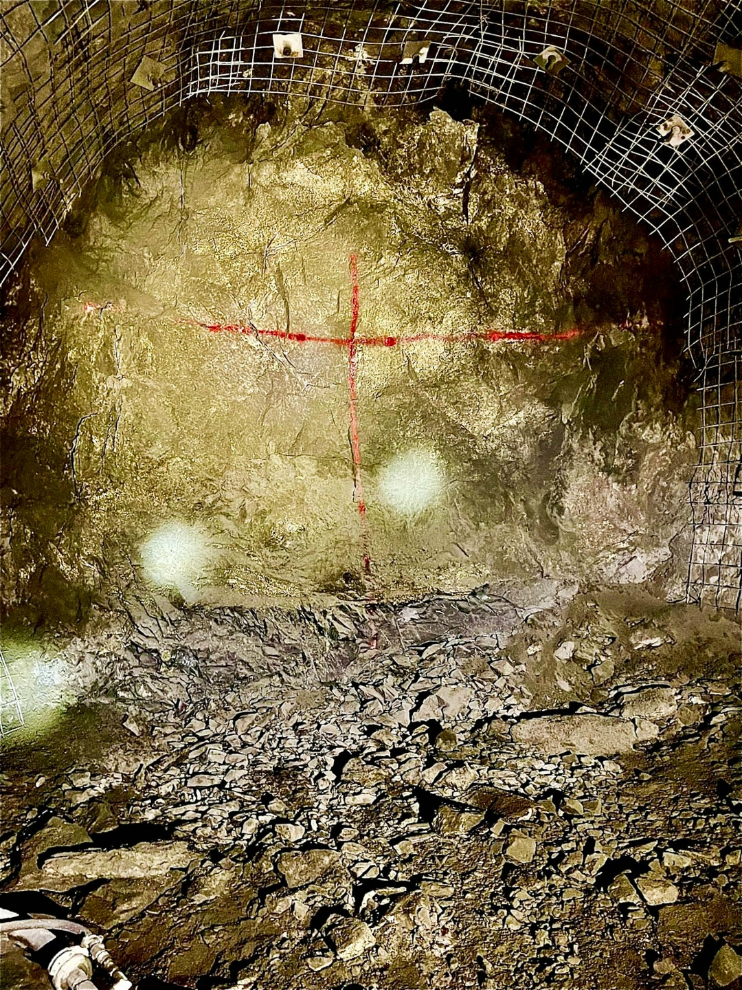 В шахте «Глубокая» построили сбойку разведочной выработки