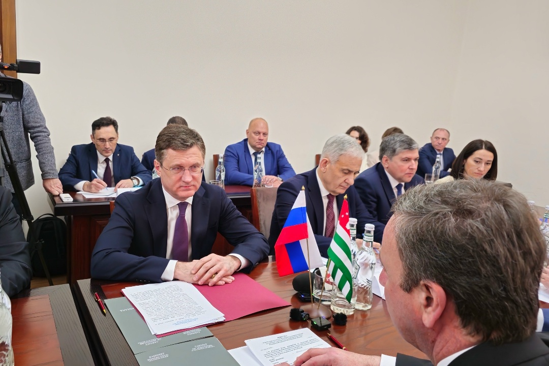 Александр Новак встретился с премьер-министром Абхазии Владимиром Делбой.