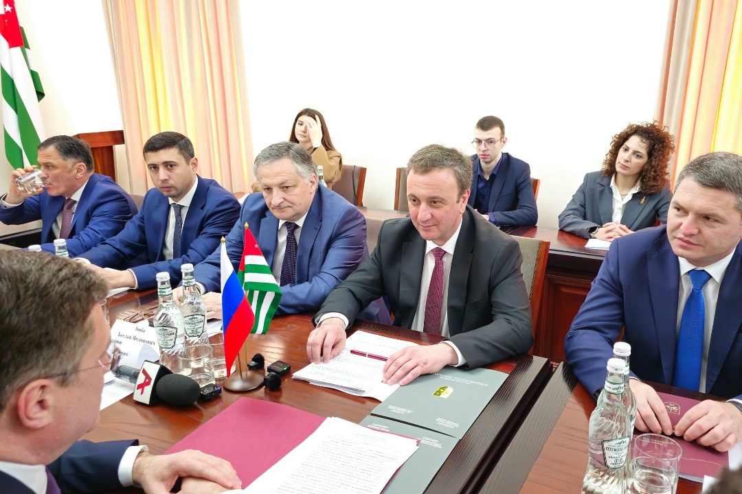 Александр Новак встретился с премьер-министром Абхазии Владимиром Делбой.