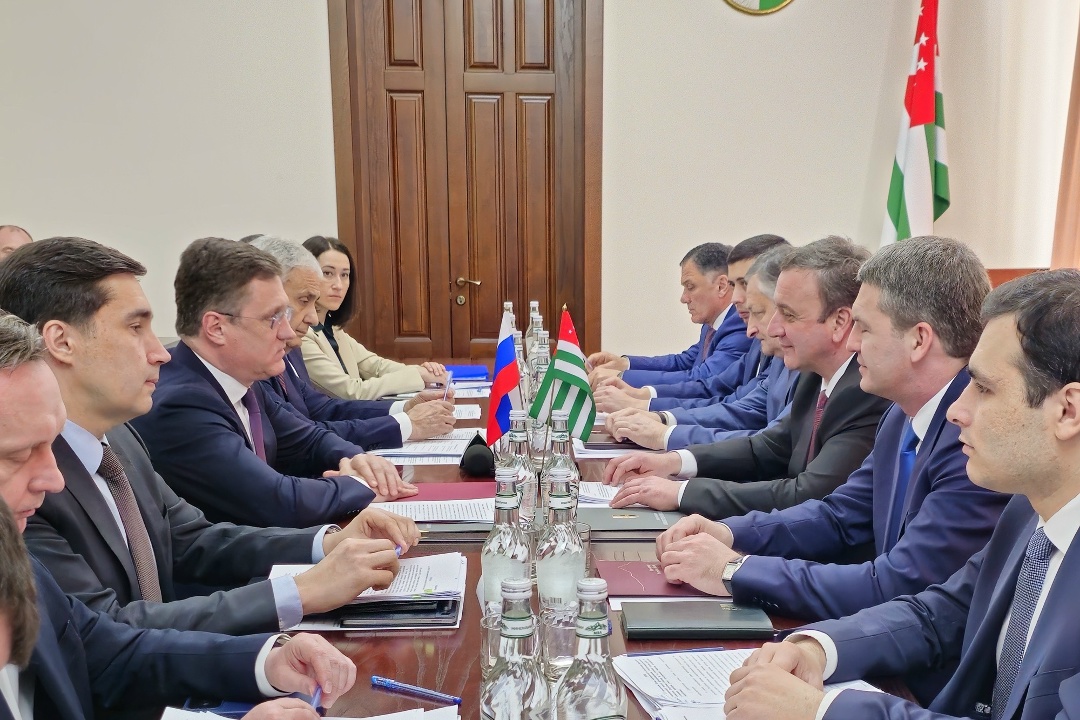 Александр Новак встретился с премьер-министром Абхазии Владимиром Делбой.