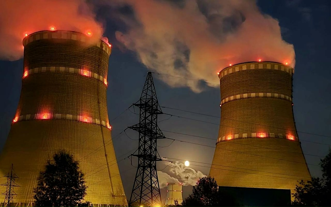 «Однажды в лунный вечерок захотелось прокатиться. По возращении домой поймала интересный ракурс – луна между градирнями. Решила остановиться на дороге, в…