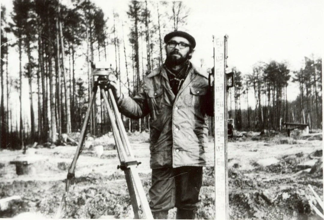 С Днём геолога! За 35 лет геологоразведочной деятельности ЛУКОЙЛ пробурил 5,5 тыс. км горных пород — это примерно как расстояние до ядра Земли.