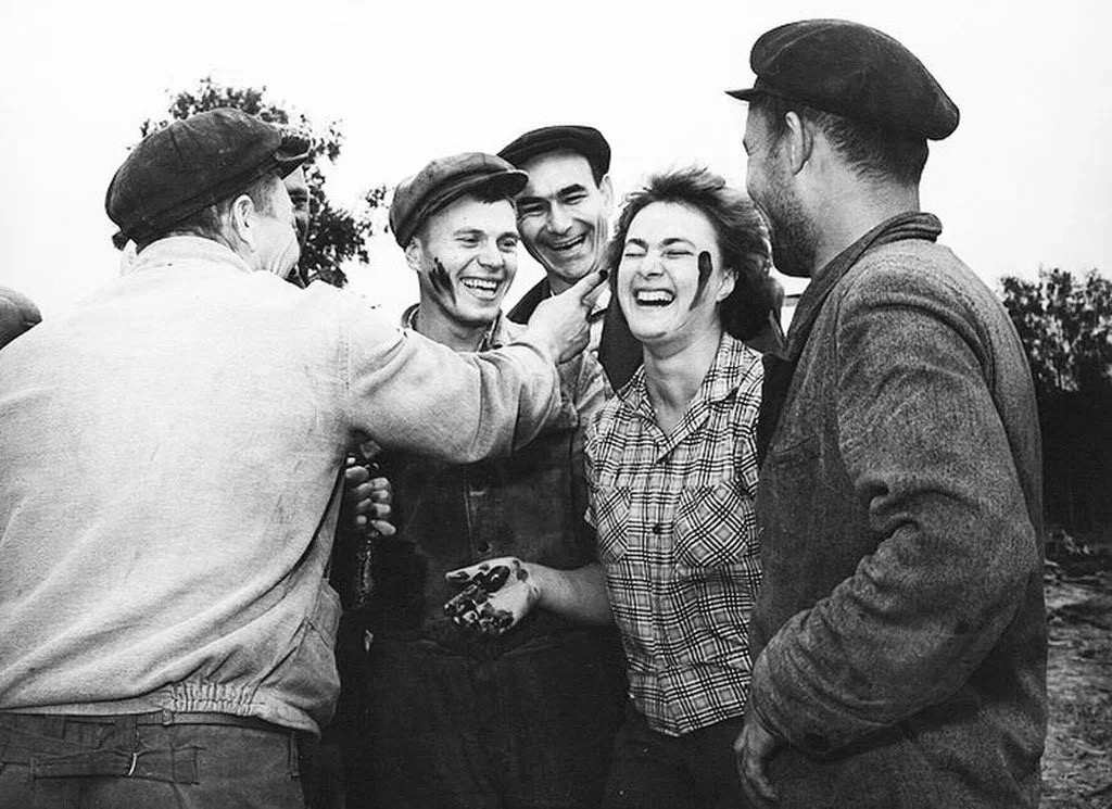 С Днём геолога! За 35 лет геологоразведочной деятельности ЛУКОЙЛ пробурил 5,5 тыс. км горных пород — это примерно как расстояние до ядра Земли.