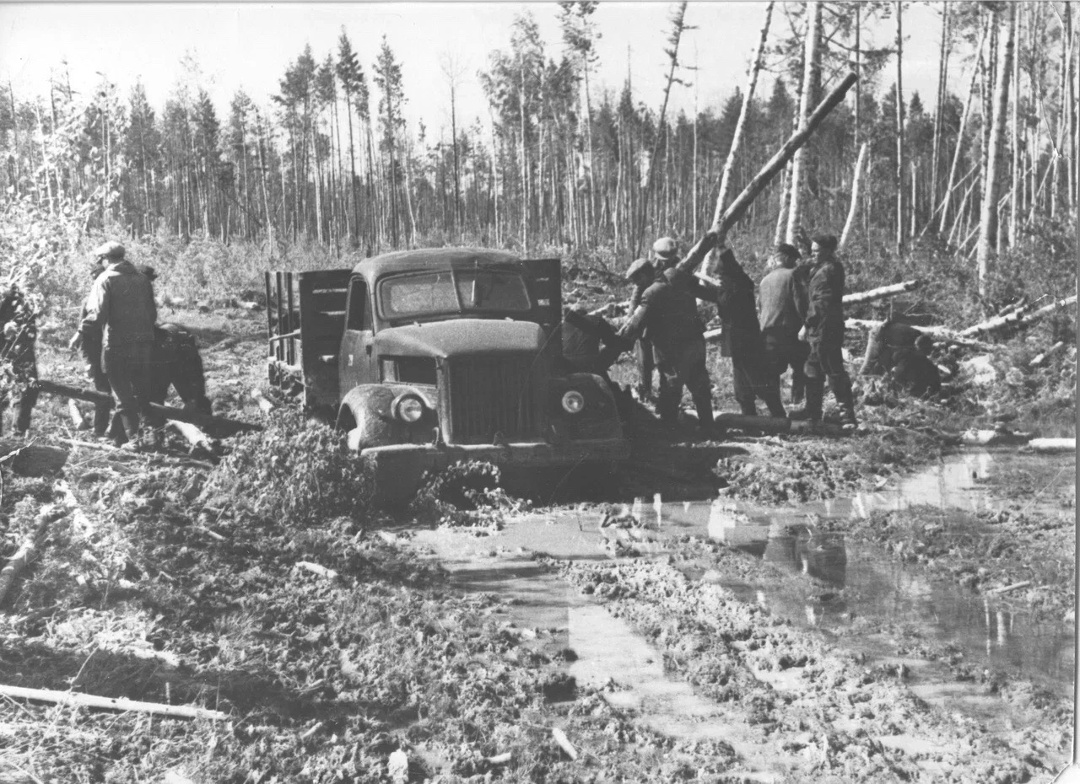 С Днём геолога! За 35 лет геологоразведочной деятельности ЛУКОЙЛ пробурил 5,5 тыс. км горных пород — это примерно как расстояние до ядра Земли.