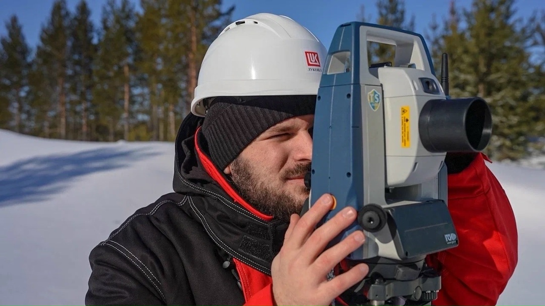 С Днём геолога! За 35 лет геологоразведочной деятельности ЛУКОЙЛ пробурил 5,5 тыс. км горных пород — это примерно как расстояние до ядра Земли.