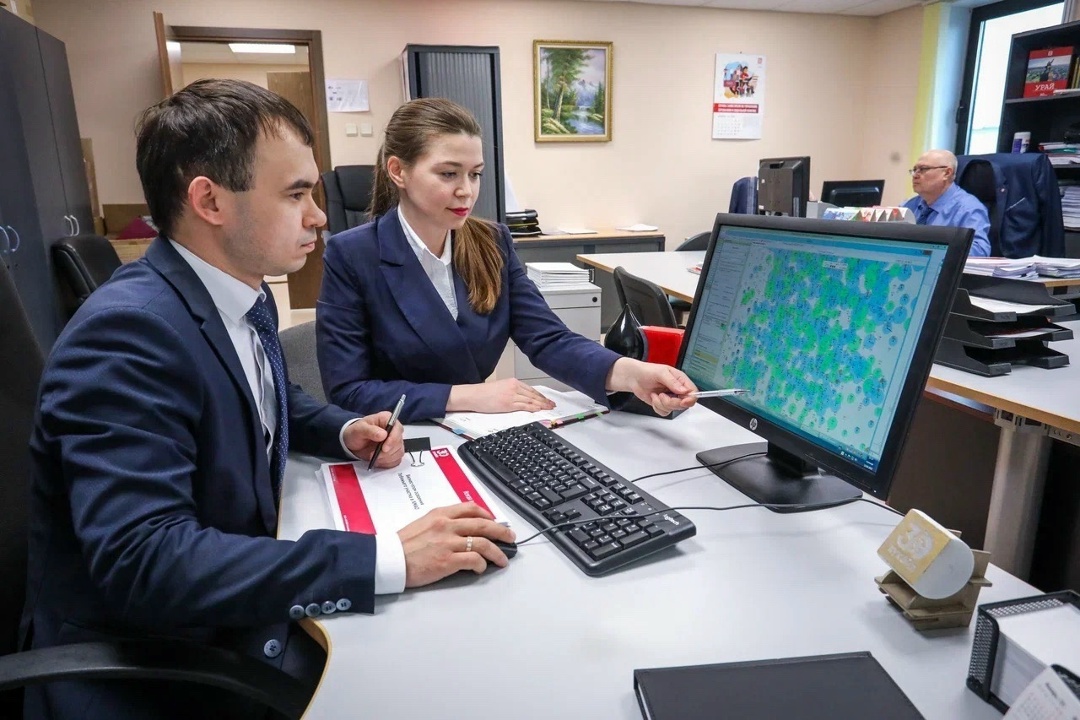 С Днём геолога! За 35 лет геологоразведочной деятельности ЛУКОЙЛ пробурил 5,5 тыс. км горных пород — это примерно как расстояние до ядра Земли.