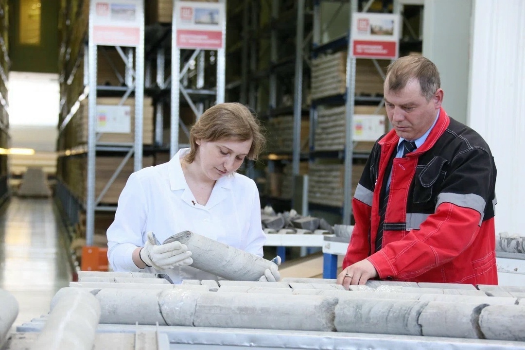 С Днём геолога! За 35 лет геологоразведочной деятельности ЛУКОЙЛ пробурил 5,5 тыс. км горных пород — это примерно как расстояние до ядра Земли.