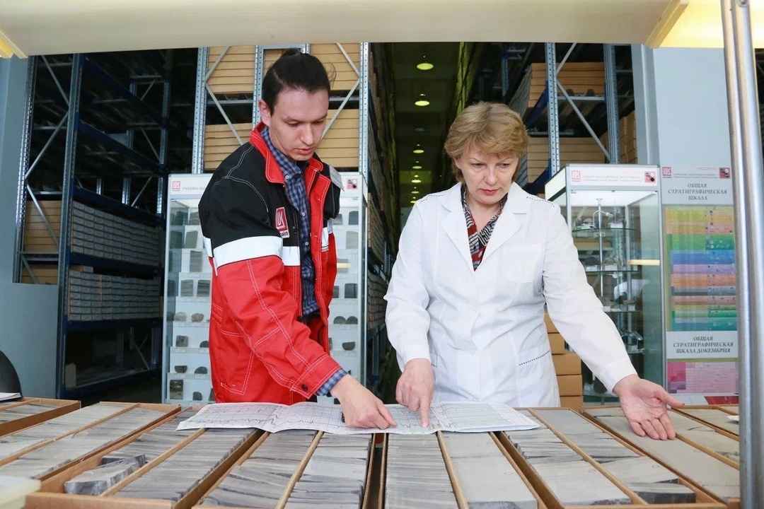 С Днём геолога! За 35 лет геологоразведочной деятельности ЛУКОЙЛ пробурил 5,5 тыс. км горных пород — это примерно как расстояние до ядра Земли.