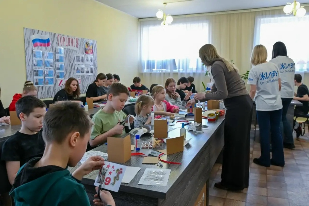 ОТКРЫТКИ К 9 МАЯ Открытки ко Дню Победы создали дети из Свободненского социально-реабилитационного центра с помощью волонтеров-газопереработчиков