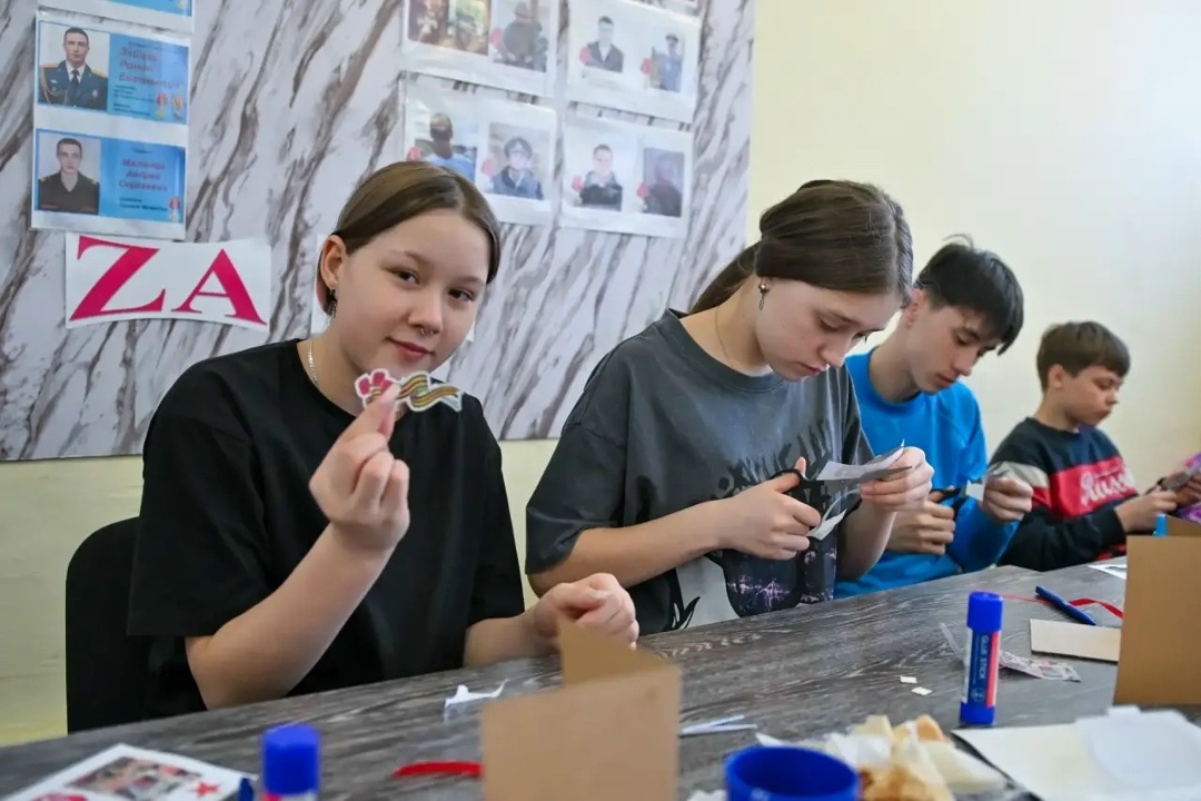 ОТКРЫТКИ К 9 МАЯ Открытки ко Дню Победы создали дети из Свободненского социально-реабилитационного центра с помощью волонтеров-газопереработчиков