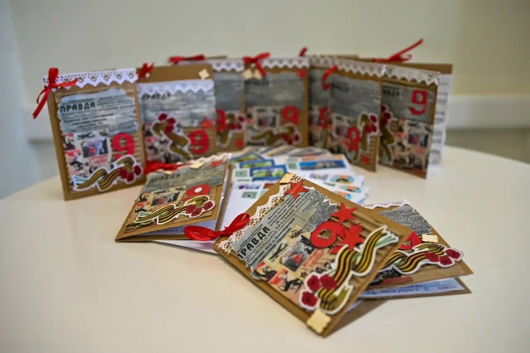 ОТКРЫТКИ К 9 МАЯ Открытки ко Дню Победы создали дети из Свободненского социально-реабилитационного центра с помощью волонтеров-газопереработчиков