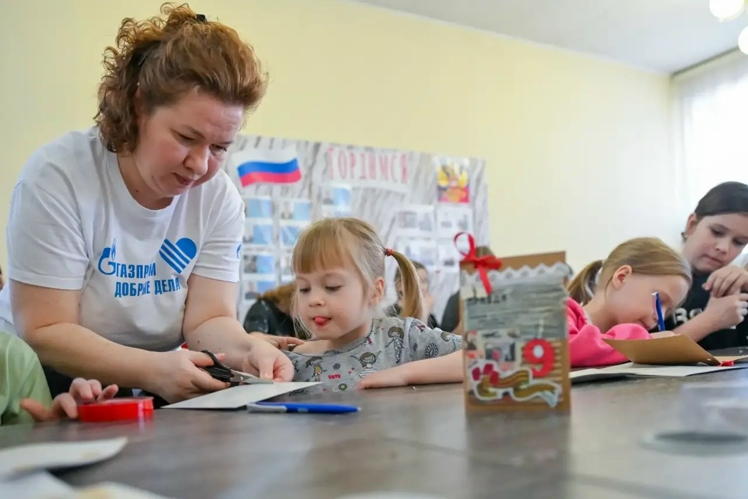 ОТКРЫТКИ К 9 МАЯ Открытки ко Дню Победы создали дети из Свободненского социально-реабилитационного центра с помощью волонтеров-газопереработчиков