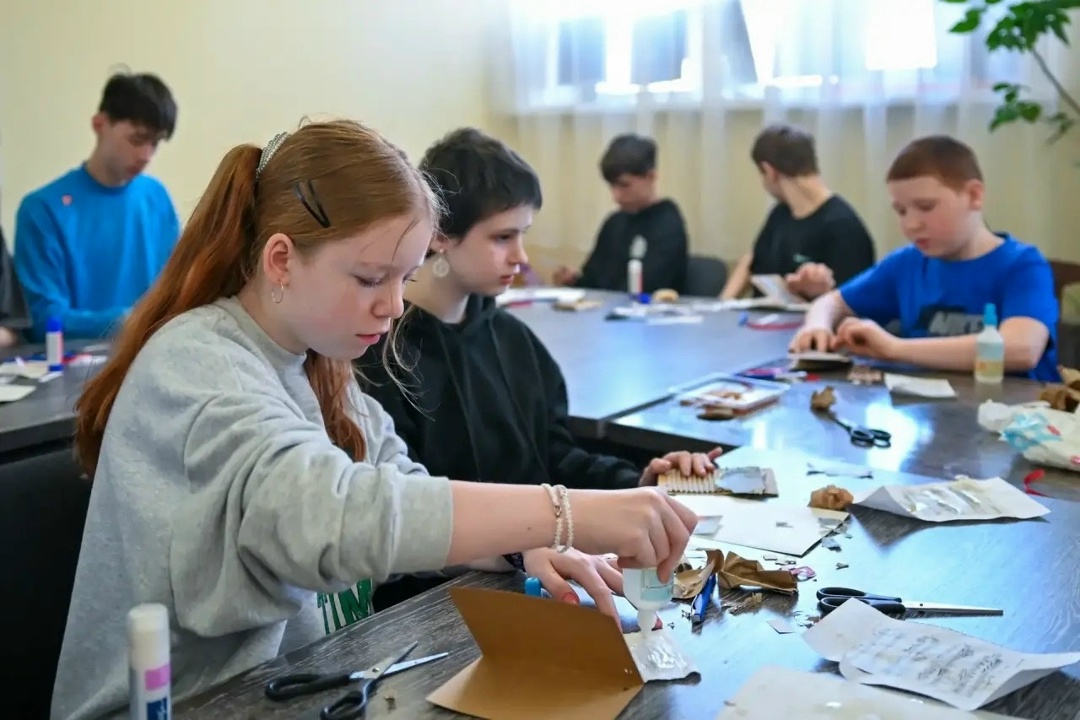 ОТКРЫТКИ К 9 МАЯ Открытки ко Дню Победы создали дети из Свободненского социально-реабилитационного центра с помощью волонтеров-газопереработчиков