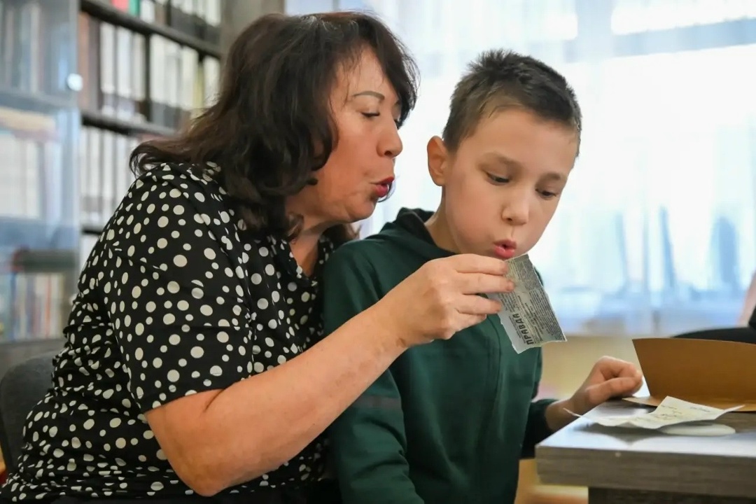 ОТКРЫТКИ К 9 МАЯ Открытки ко Дню Победы создали дети из Свободненского социально-реабилитационного центра с помощью волонтеров-газопереработчиков