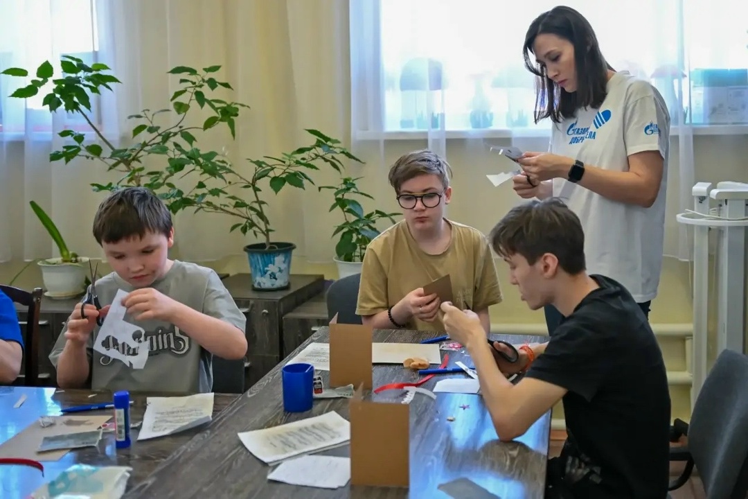 ОТКРЫТКИ К 9 МАЯ Открытки ко Дню Победы создали дети из Свободненского социально-реабилитационного центра с помощью волонтеров-газопереработчиков