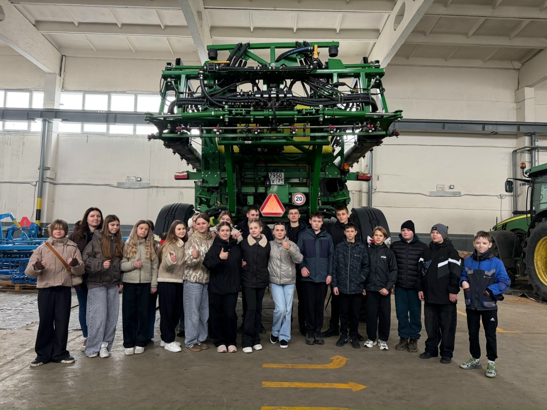 В эпоху гаджетов и соцсетей поле и трактор могут показаться чем‑то из прошлого