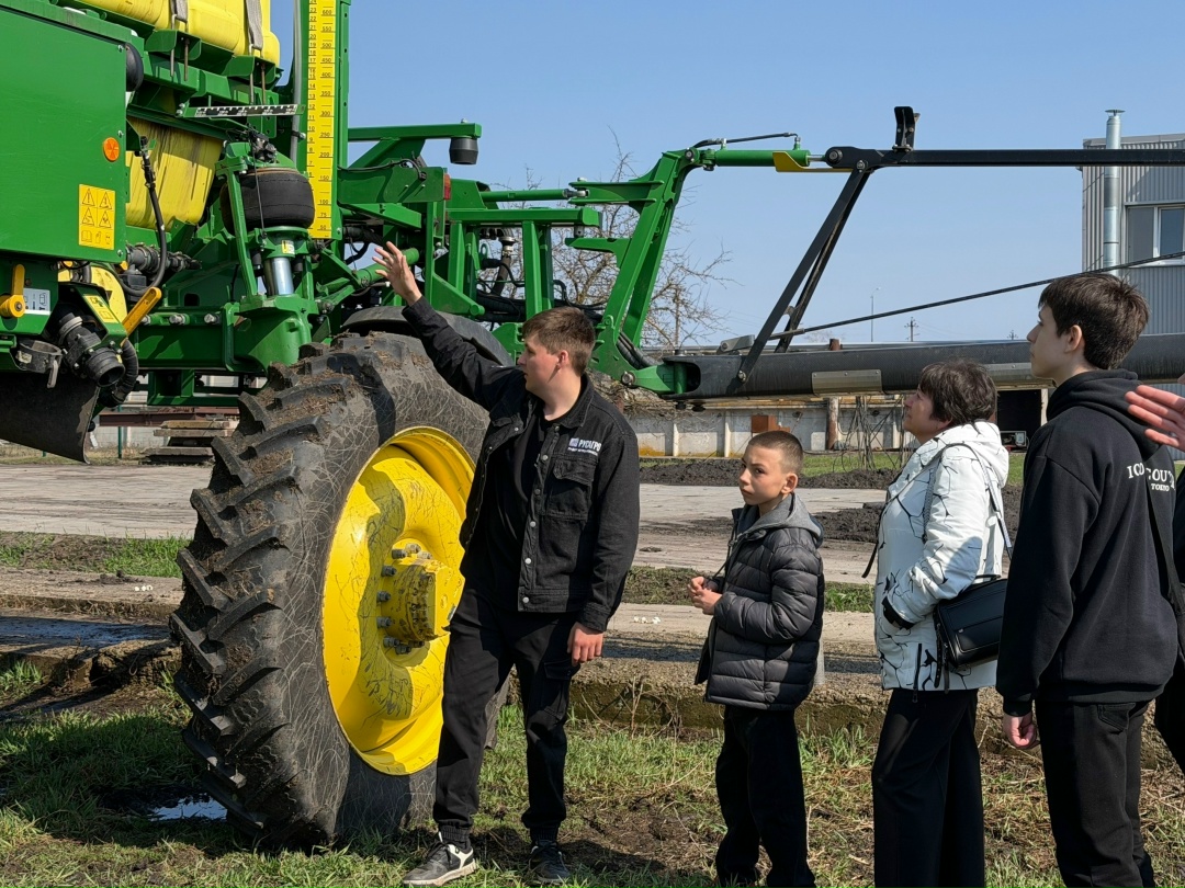 В эпоху гаджетов и соцсетей поле и трактор могут показаться чем‑то из прошлого