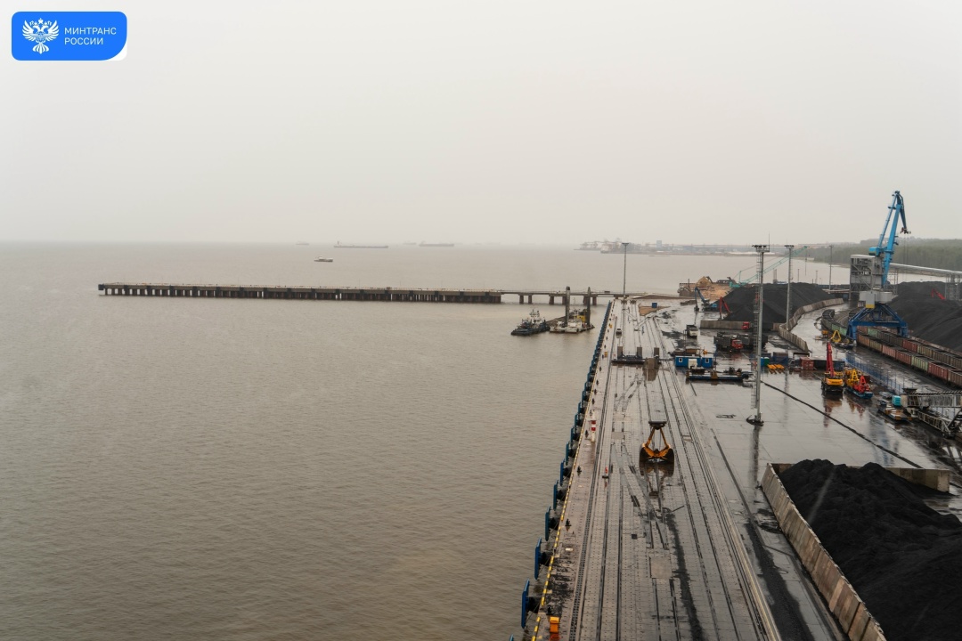 Завершен второй этап строительства акватории терминала «Усть-Луга». Теперь к причалам 3 и 4 могут заходить суда с осадкой до 15 метров.
