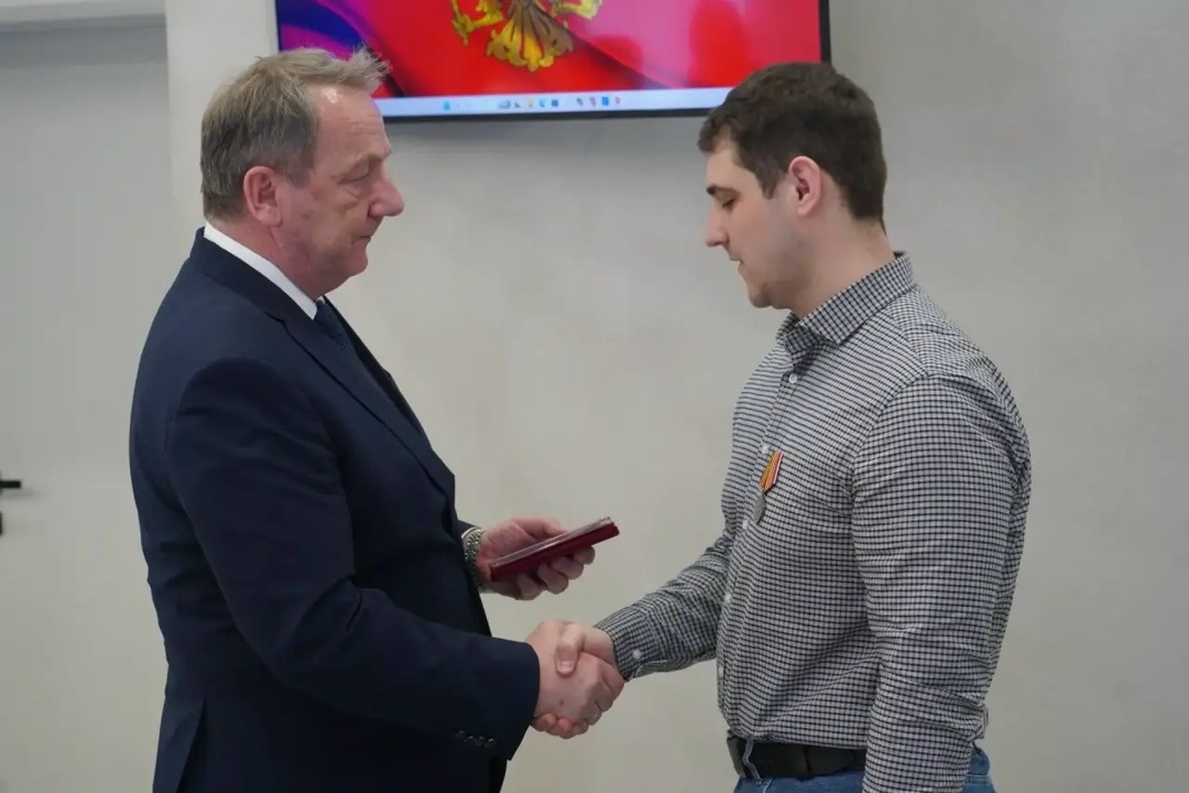 НАГРАЖДЕНИЕ ВЕТЕРАНА СВО Работник ООО «Газпром переработка Благовещенск» награжден медалью «За храбрость» II степени