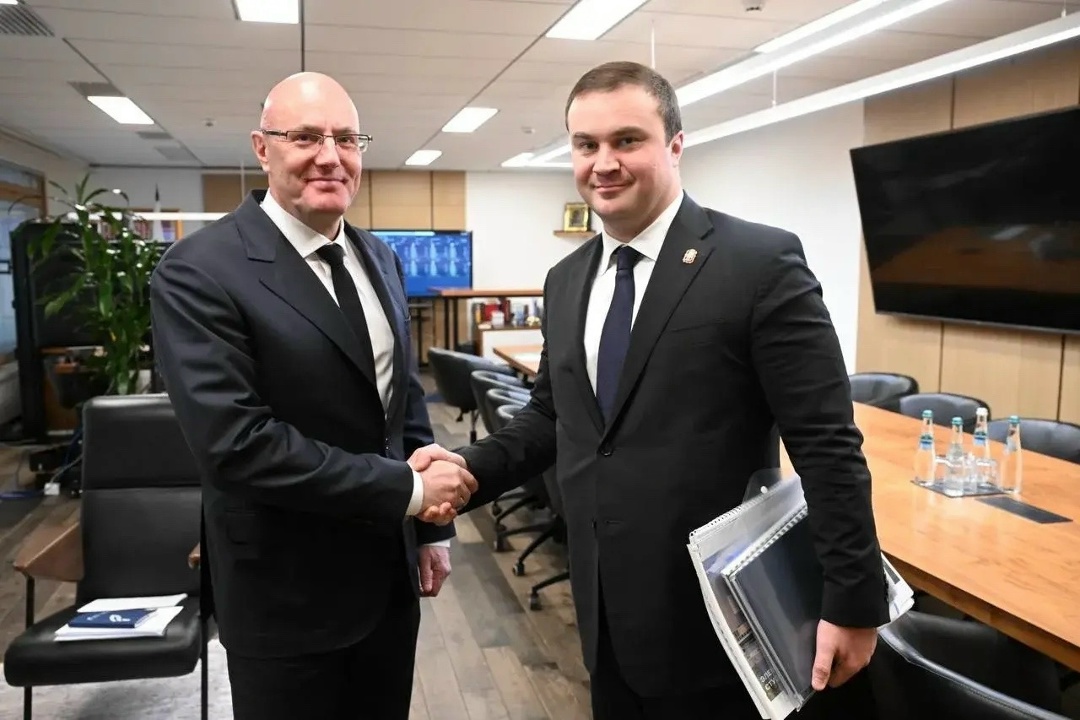 Дмитрий Чернышенко провел рабочую встречу с губернатором Омской области Виталием Хоценко.