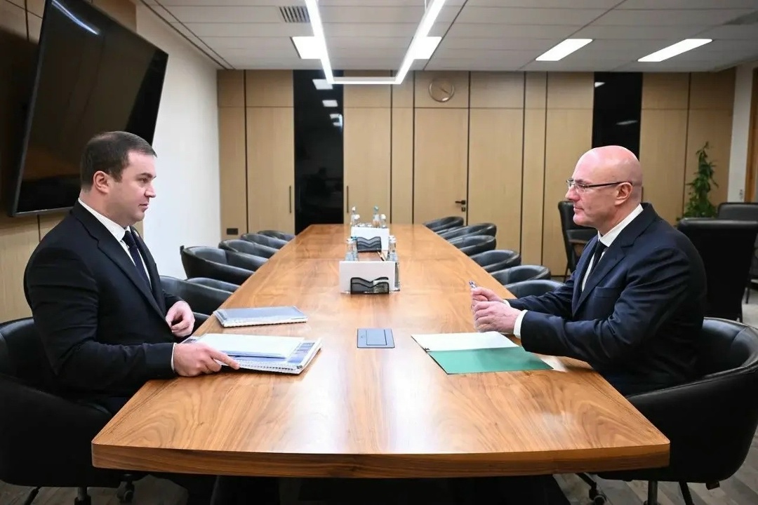 Дмитрий Чернышенко провел рабочую встречу с губернатором Омской области Виталием Хоценко.