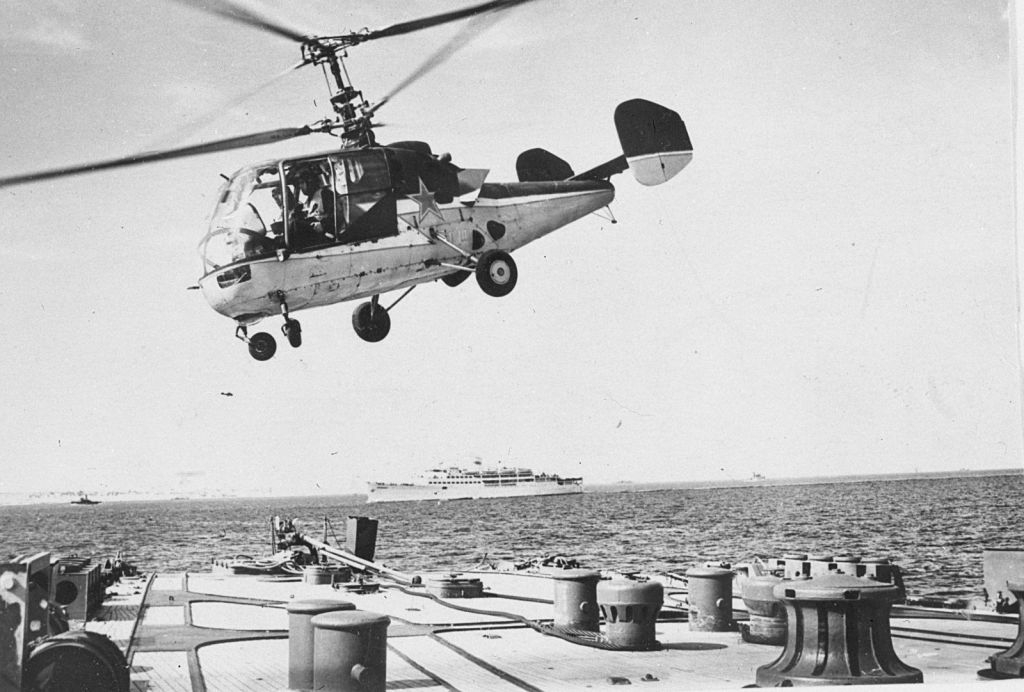 Палубный вертолет Ка-15 в небе Помимо службы на военно-морском флоте, Ка-15 успешно использовался в сельском хозяйстве и промысловом рыболовстве.