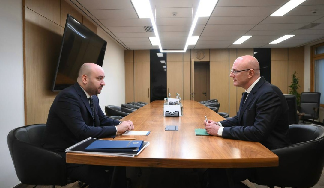 Дмитрий Чернышенко провел рабочую встречу с губернатором Самарской области Вячеславом Федорищевым.