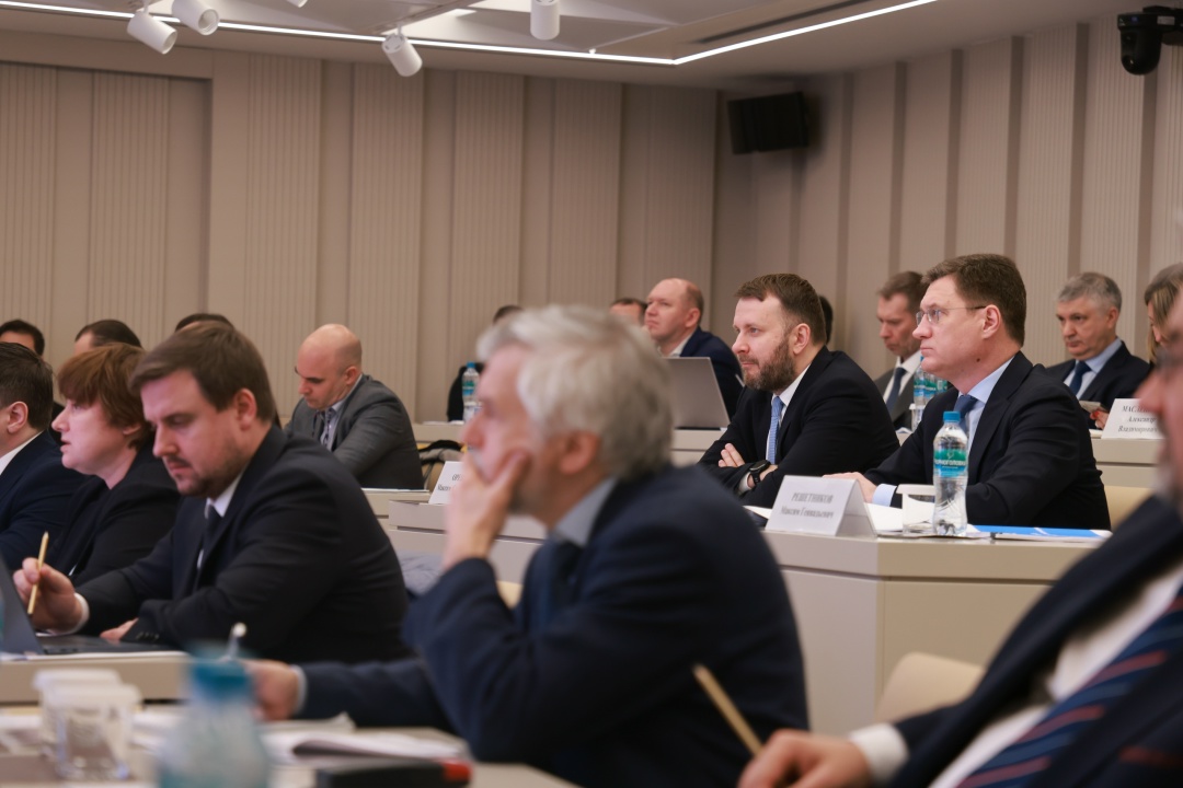 Александр Новак провел совещание по текущей ситуации в экономике.