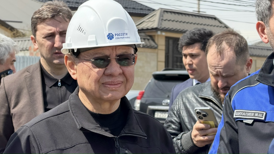 Ирек Файзуллин в ходе рабочей поездки осмотрел объекты обеспечивающей инфраструктуры, пострадавшие от непогоды в Дагестане