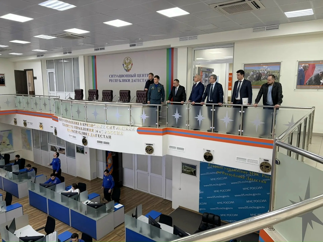 Глава Минстроя России Ирек Файзуллин посетил Ситуационный центр МЧС в Дагестане в рамках рабочей поездки в составе правительственной комиссии по ликвидации…