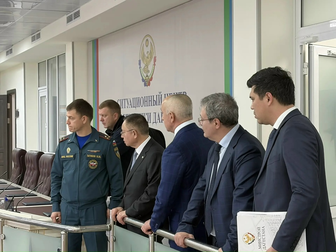Глава Минстроя России Ирек Файзуллин посетил Ситуационный центр МЧС в Дагестане в рамках рабочей поездки в составе правительственной комиссии по ликвидации…