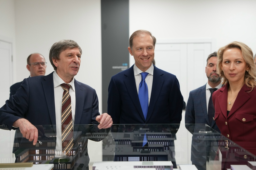 Денис Мантуров с рабочей поездкой посетил Саров.