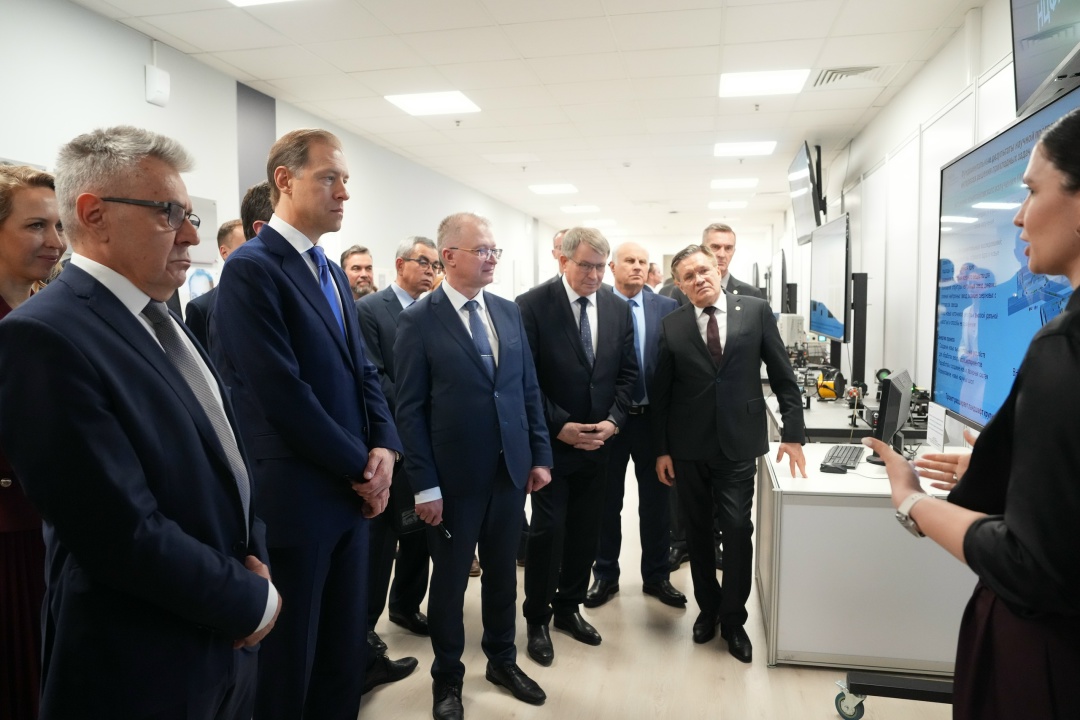 Денис Мантуров с рабочей поездкой посетил Саров.