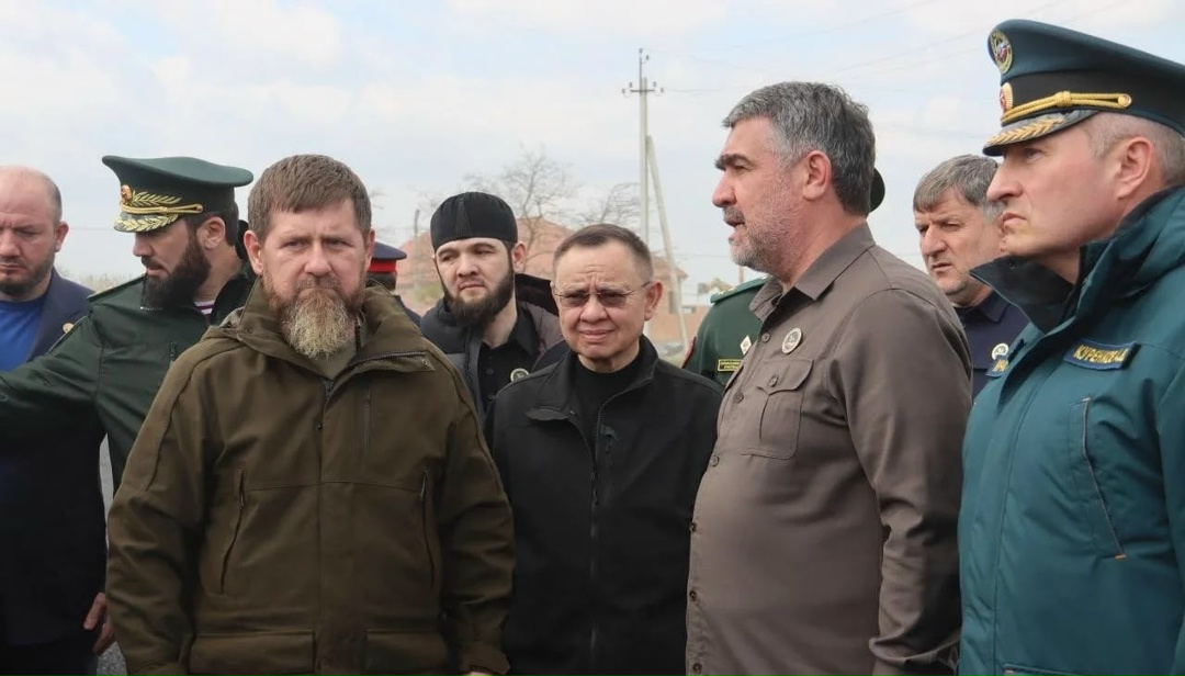 Глава Минстроя России Ирек Файзуллин в составе правительственной комиссии по ликвидации последствий паводков осмотрел строительство новых домов для…