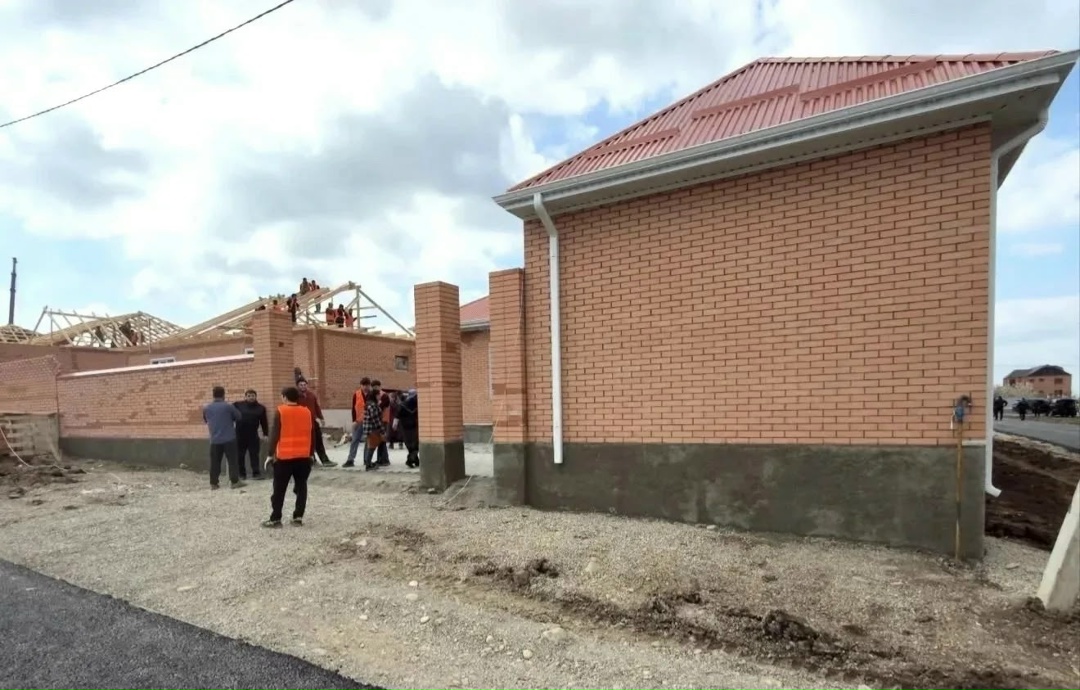 Глава Минстроя России Ирек Файзуллин в составе правительственной комиссии по ликвидации последствий паводков осмотрел строительство новых домов для…