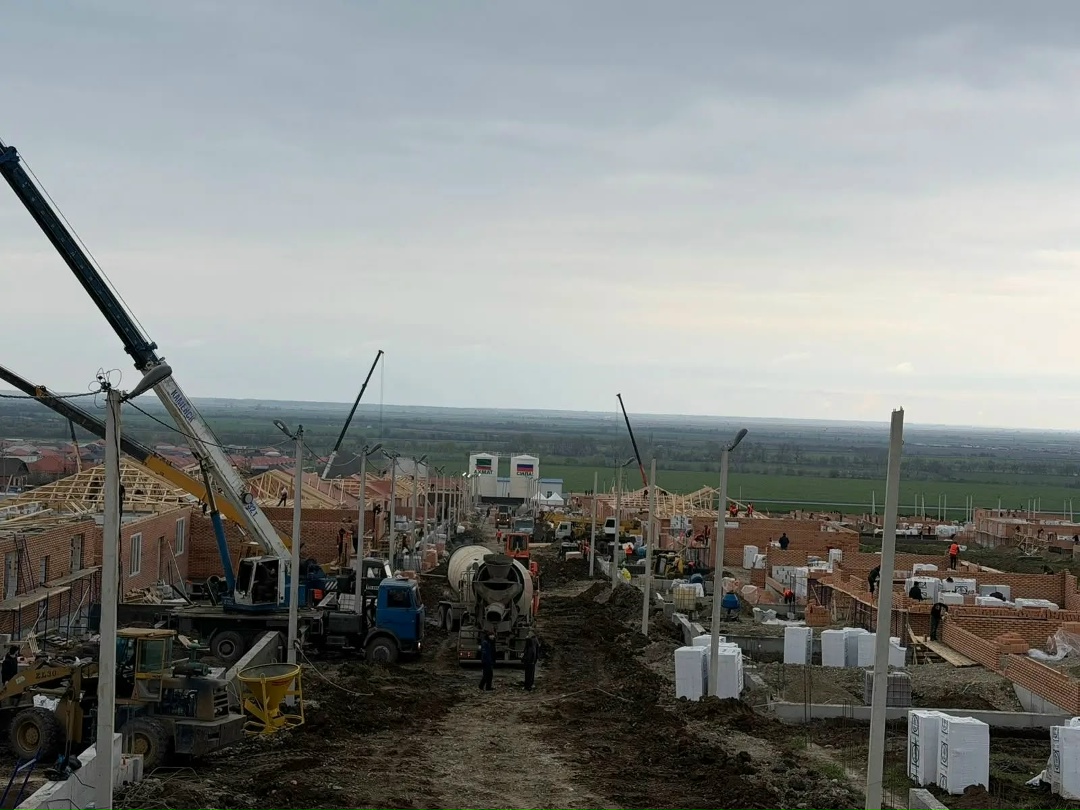 Глава Минстроя России Ирек Файзуллин в составе правительственной комиссии по ликвидации последствий паводков осмотрел строительство новых домов для…