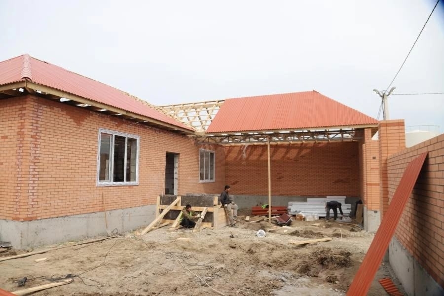 Глава Минстроя России Ирек Файзуллин в составе правительственной комиссии по ликвидации последствий паводков осмотрел строительство новых домов для…