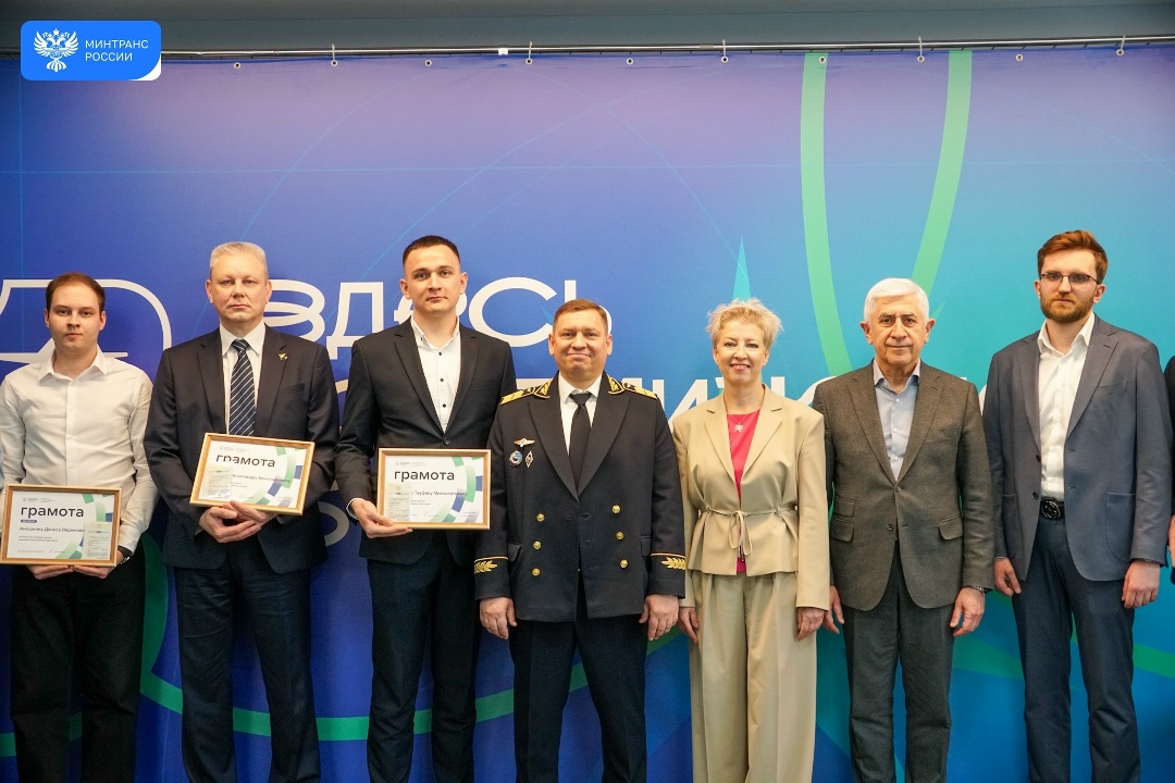 Росавиация вручила первые в России свидетельства внешних пилотов-инструкторов по управлению тяжелыми беспилотниками массой свыше 30 кг