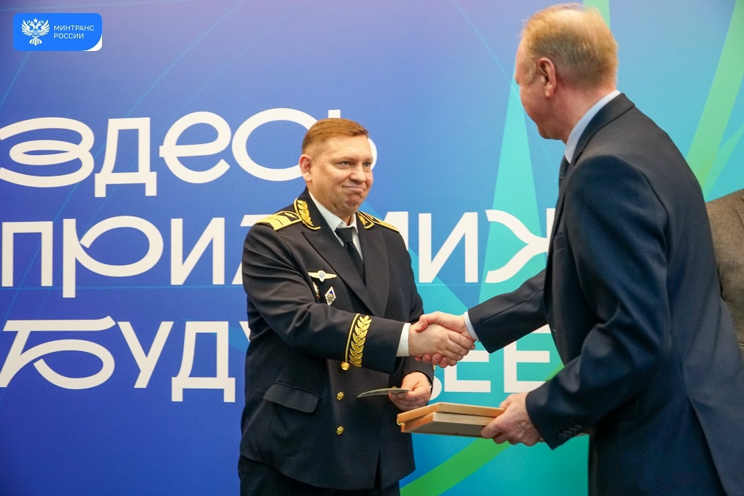 Росавиация вручила первые в России свидетельства внешних пилотов-инструкторов по управлению тяжелыми беспилотниками массой свыше 30 кг