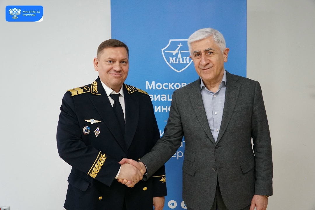 Росавиация вручила первые в России свидетельства внешних пилотов-инструкторов по управлению тяжелыми беспилотниками массой свыше 30 кг